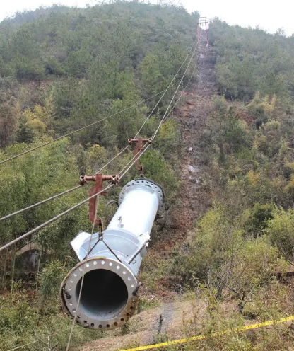 贵阳山区使用简易索道运输混凝土进行铁塔基础浇筑